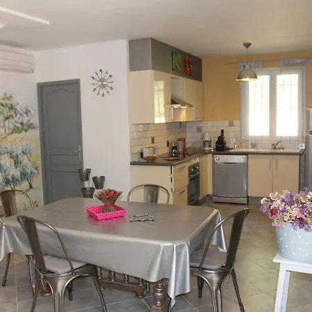 2 Bedroom Cozy In Holiday home Merindol